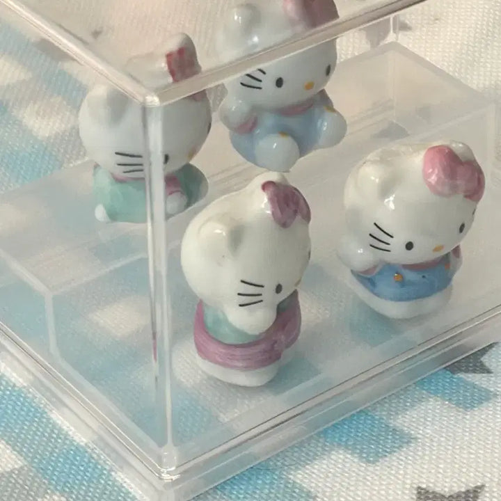 [BUNJANG] Hello Kitty Porcelain Figure 4-Piece Set with Acrylic Case / 일괄 고전 키티 도자기 피규어 4종 아크릴 케이스