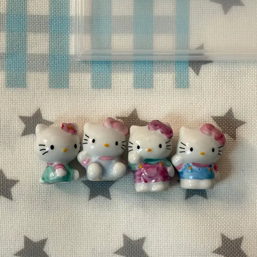 [BUNJANG] Hello Kitty Porcelain Figure 4-Piece Set with Acrylic Case / 일괄 고전 키티 도자기 피규어 4종 아크릴 케이스