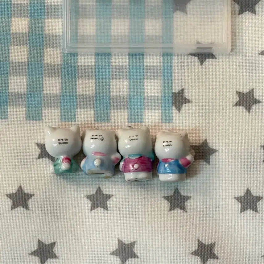 [BUNJANG] Hello Kitty Porcelain Figure 4-Piece Set with Acrylic Case / 일괄 고전 키티 도자기 피규어 4종 아크릴 케이스