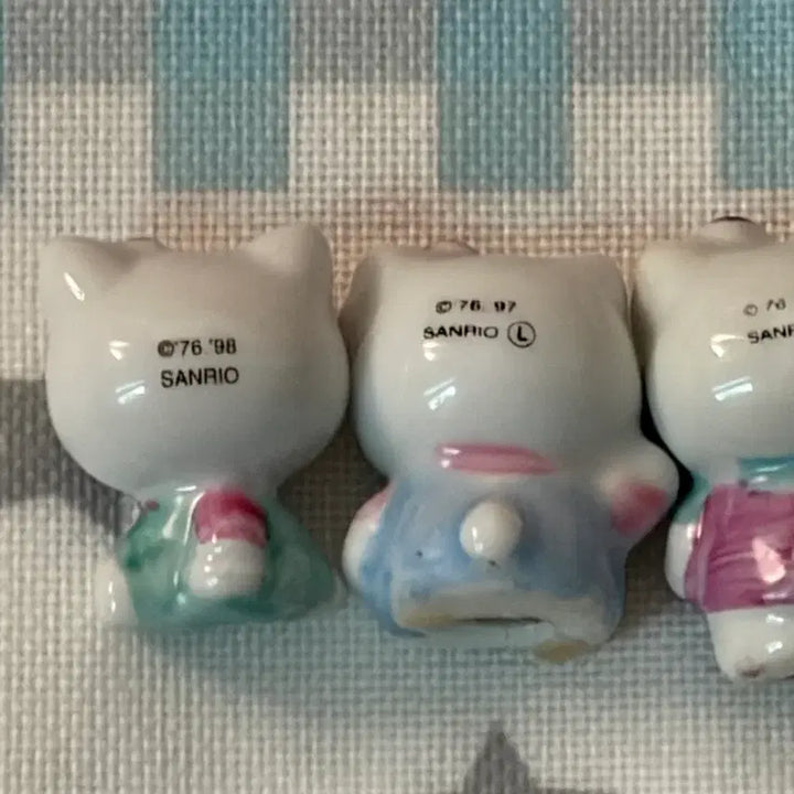 [BUNJANG] Hello Kitty Porcelain Figure 4-Piece Set with Acrylic Case / 일괄 고전 키티 도자기 피규어 4종 아크릴 케이스