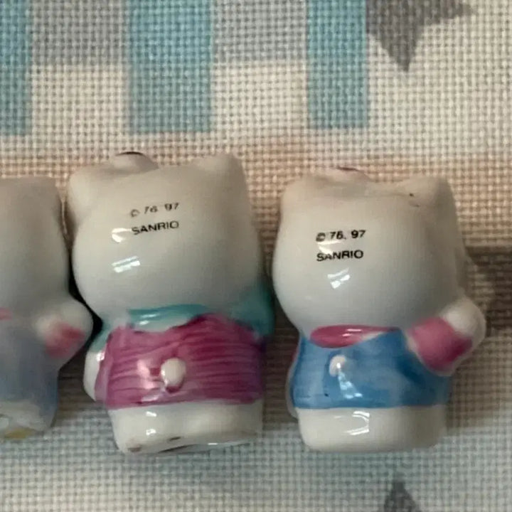 [BUNJANG] Hello Kitty Porcelain Figure 4-Piece Set with Acrylic Case / 일괄 고전 키티 도자기 피규어 4종 아크릴 케이스