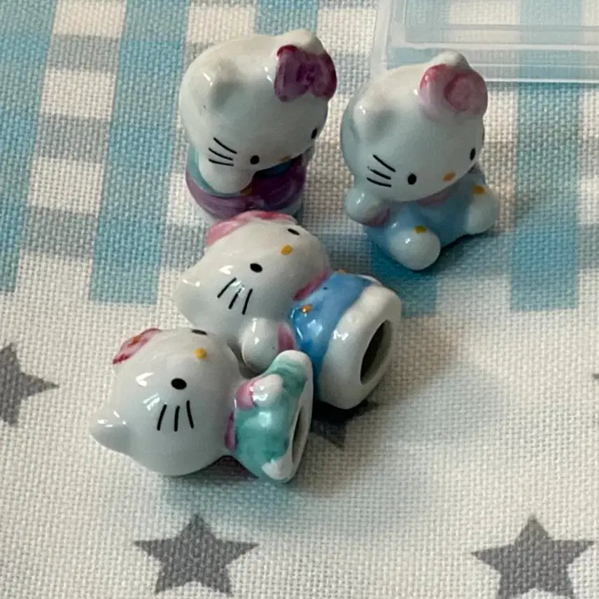 [BUNJANG] Hello Kitty Porcelain Figure 4-Piece Set with Acrylic Case / 일괄 고전 키티 도자기 피규어 4종 아크릴 케이스