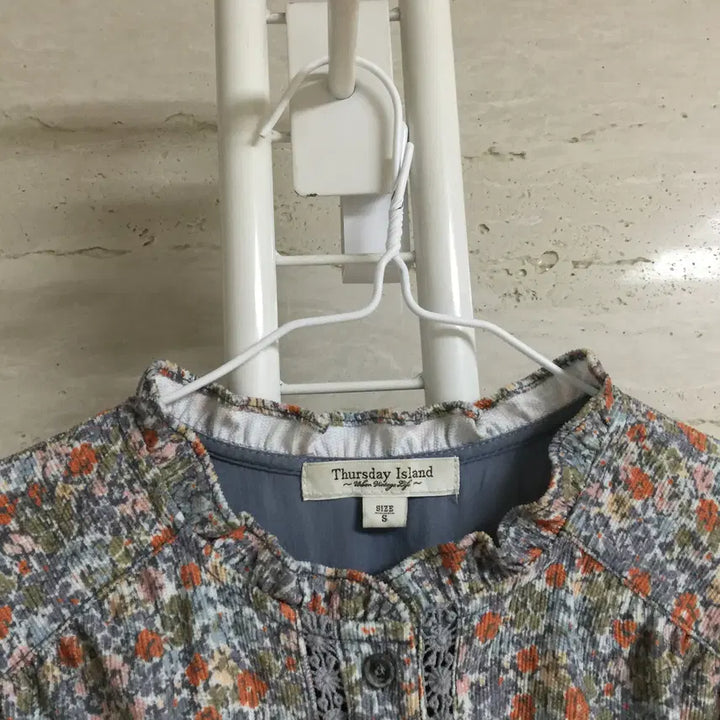 [BUNJANG] Thursday Island Floral Blouse S / 써스데이아일랜드 플라워 블라우스 S