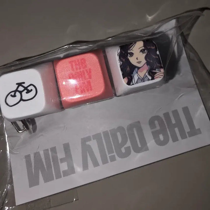 [BUNJANG] LE SSERAFIM Hong Eunchae Keycap &amp; Keyring Set / 르세라핌 시즌그린팅 팝업 3단 키캡 키링 홍은채