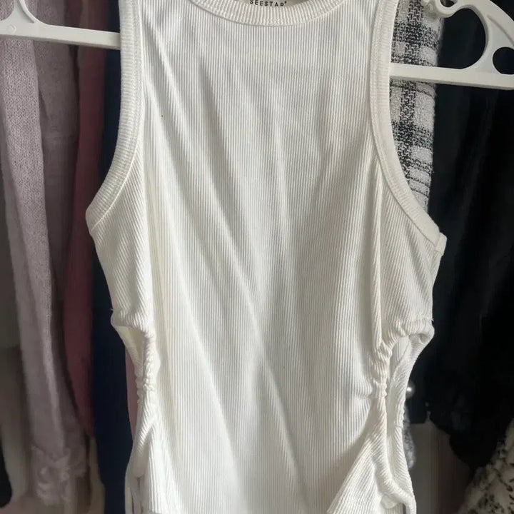 [BUNJANG] SISTAR White Shirred Cutout Tank Top / 씨스타 흰색 끈 셔링 컷아웃 나시 탱크탑