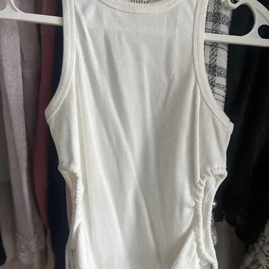 [BUNJANG] SISTAR White Shirred Cutout Tank Top / 씨스타 흰색 끈 셔링 컷아웃 나시 탱크탑