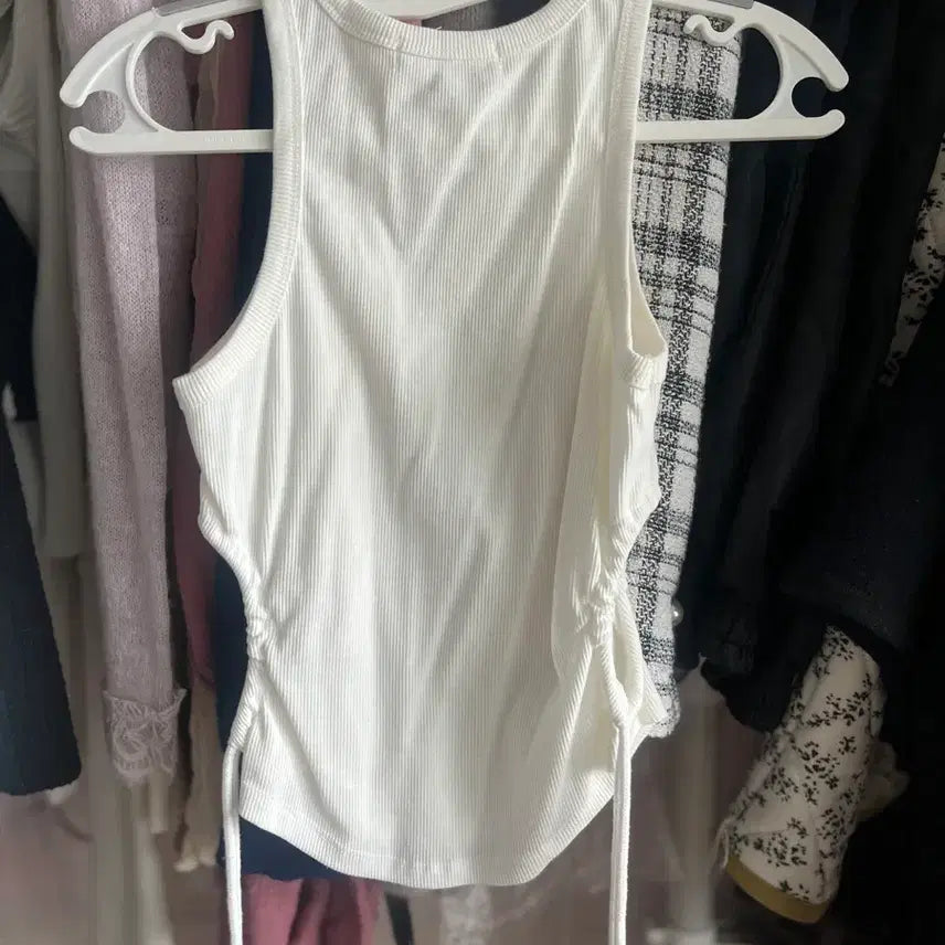[BUNJANG] SISTAR White Shirred Cutout Tank Top / 씨스타 흰색 끈 셔링 컷아웃 나시 탱크탑