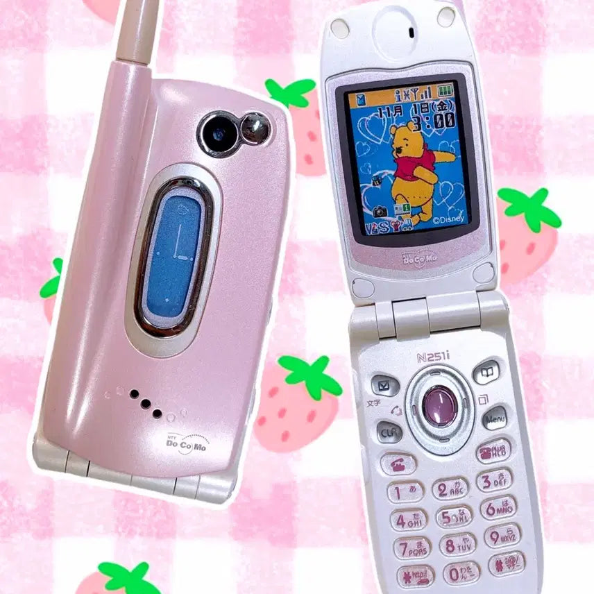 [BUNJANG] Docomo Strawberry Milk Pink Pooh Mockup Phone (Vintage Folder Phone) / 도코모 딸기우유핑크 푸우 목업폰 고전폰 폴더폰