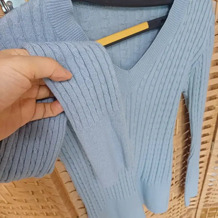 [BUNJANG] Sky Blue V-neck Ribbed Knit Sweater / 하늘색 브이넥 골지 니트