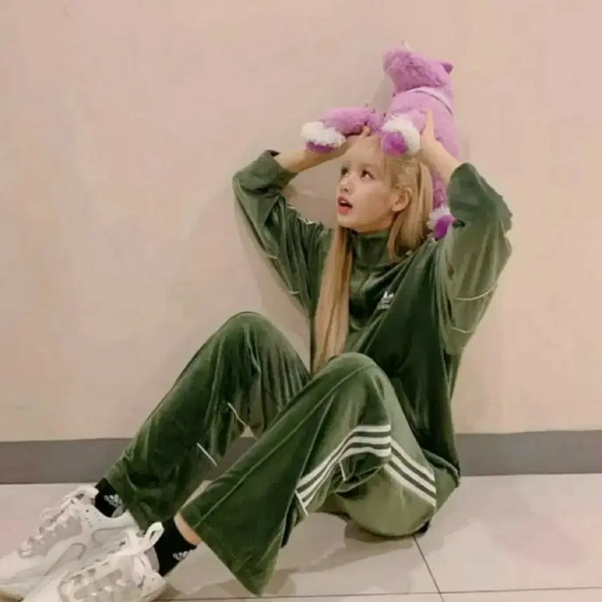 [BUNJANG] Adidas Firebird Velvet Tracksuit Set Olive Green / (블랙핑크 리사PICK)아디다스 파이어버드 벨벳 상하의 세트 올리브 그린