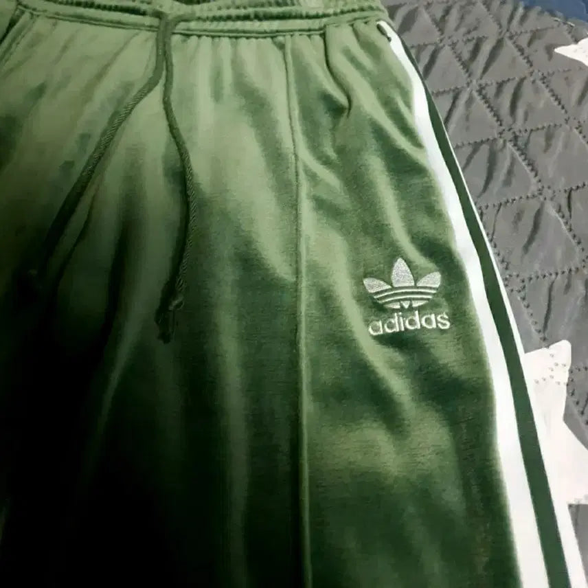 [BUNJANG] Adidas Firebird Velvet Tracksuit Set Olive Green / (블랙핑크 리사PICK)아디다스 파이어버드 벨벳 상하의 세트 올리브 그린