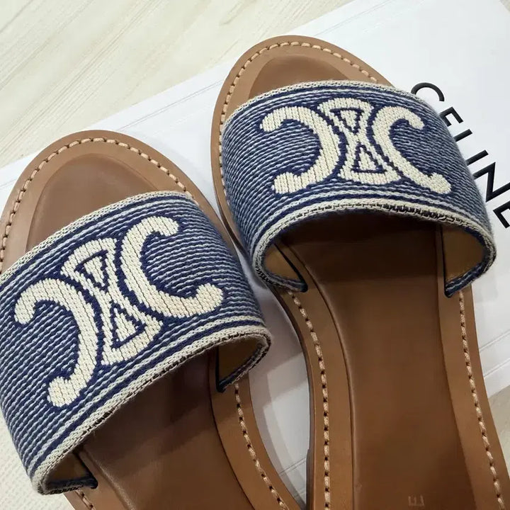 [SOLD OUT] 셀린느 슬리퍼 림피아 뮬 2회 착용