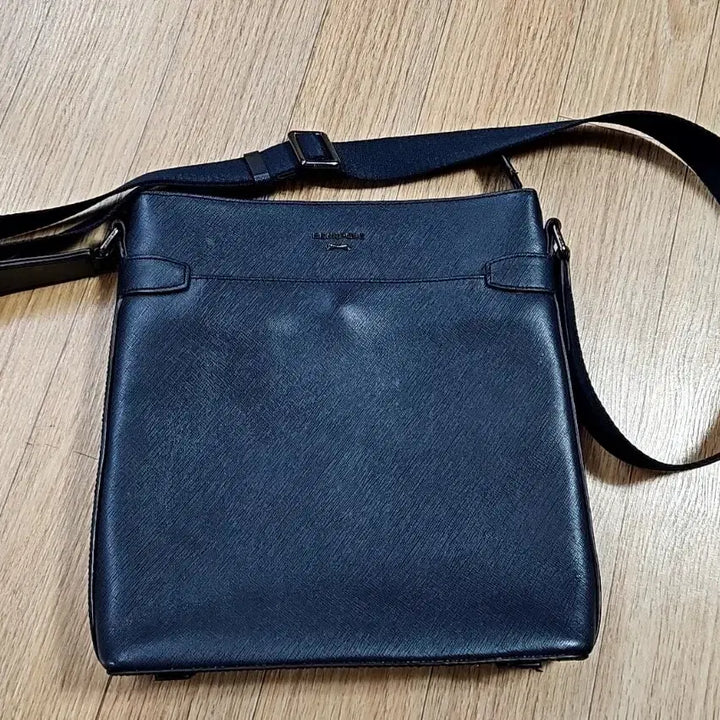 [BUNJANG] Beanpole Leather Crossbody Bag / 빈폴 가죽 크로스백