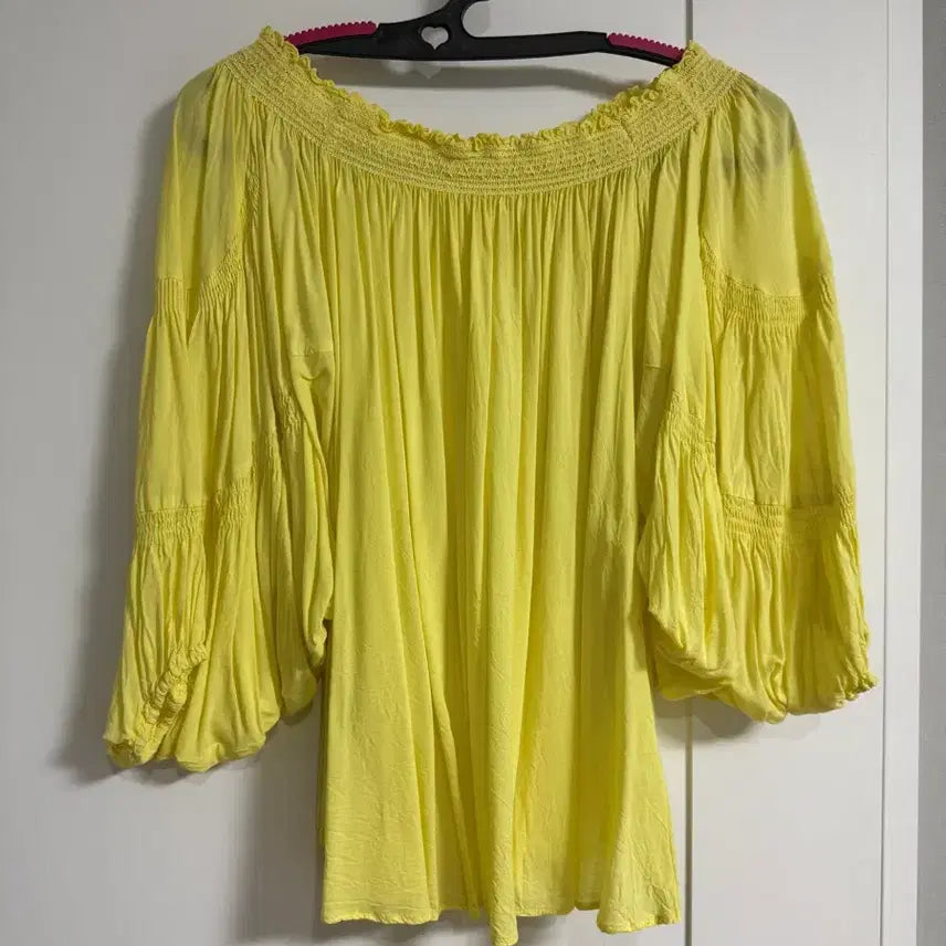 [BUNJANG] Egoist Off-Shoulder Blouse and T-shirt Bundle Set / (총3벌)에고이스트 오프숄더 블라우스 2종 티셔츠1 일괄