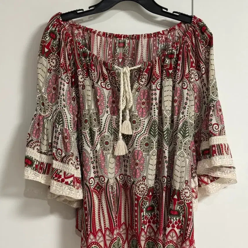 [BUNJANG] Egoist Off-Shoulder Blouse and T-shirt Bundle Set / (총3벌)에고이스트 오프숄더 블라우스 2종 티셔츠1 일괄