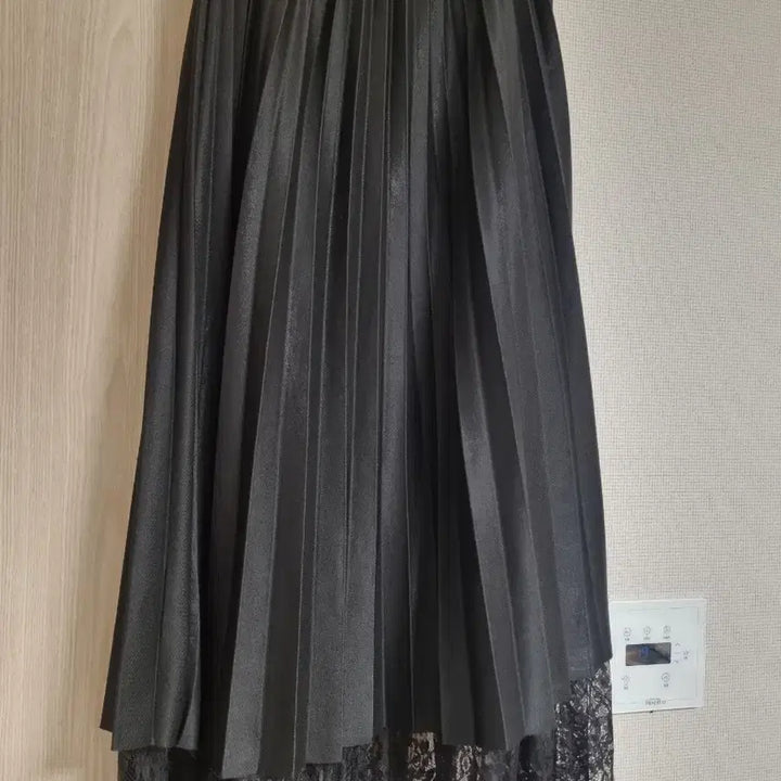 [BUNJANG] Pleated Lace Hem Skirt / 밑단 레이스 기계주름 플리츠 스커트