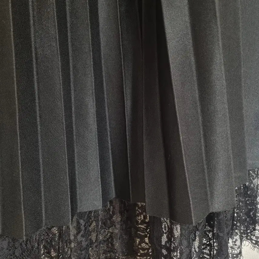 [BUNJANG] Pleated Lace Hem Skirt / 밑단 레이스 기계주름 플리츠 스커트