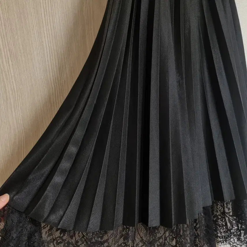 [BUNJANG] Pleated Lace Hem Skirt / 밑단 레이스 기계주름 플리츠 스커트