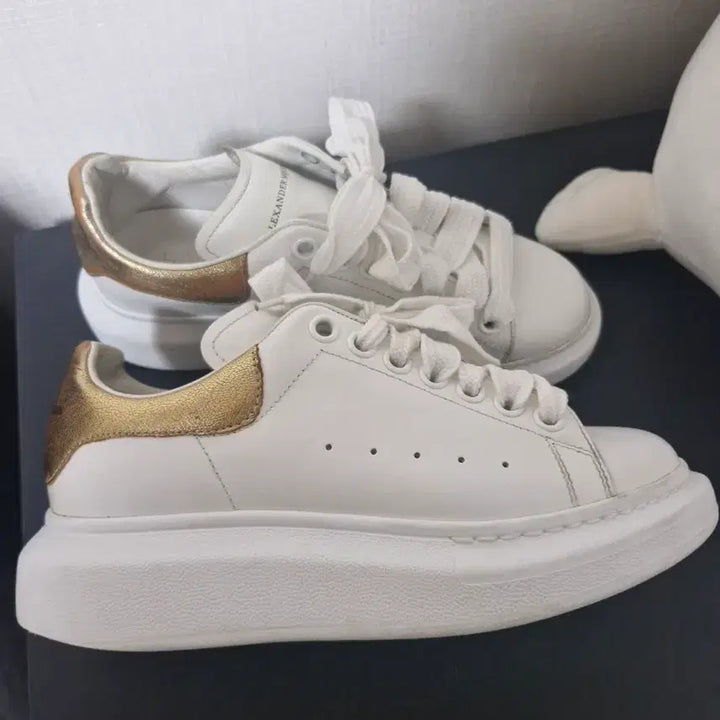 [BUNJANG] Alexander McQueen Oversized Sole Sneakers White/Gold / 알렉산더맥퀸 오버솔 스니커즈 화이트/골드