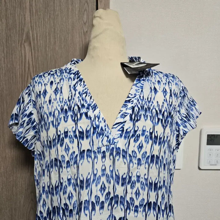 [BUNJANG] Massimo Dutti Blue Pattern V-Neck Short Sleeve Blouse / 새상품) 마시모뚜띠 블루 패턴 브이넥 반팔 블라우스