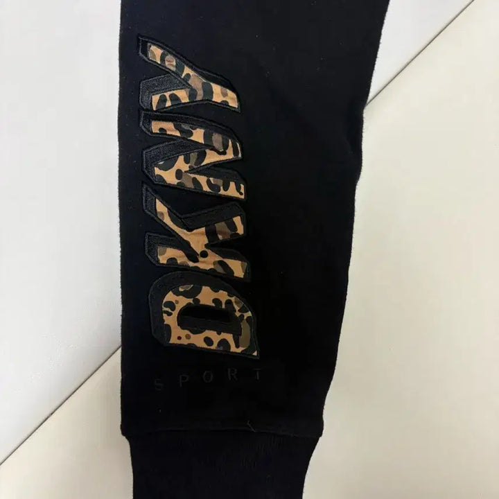 [BUNJANG] DKNY SPORT Leopard Logo Jogger Training Pants / 검정색 트레이닝 바지