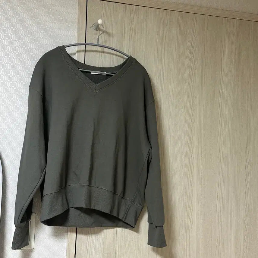 [BUNJANG] Khaki V-Neck Sweatshirt / 카키 브이넥 맨투맨
