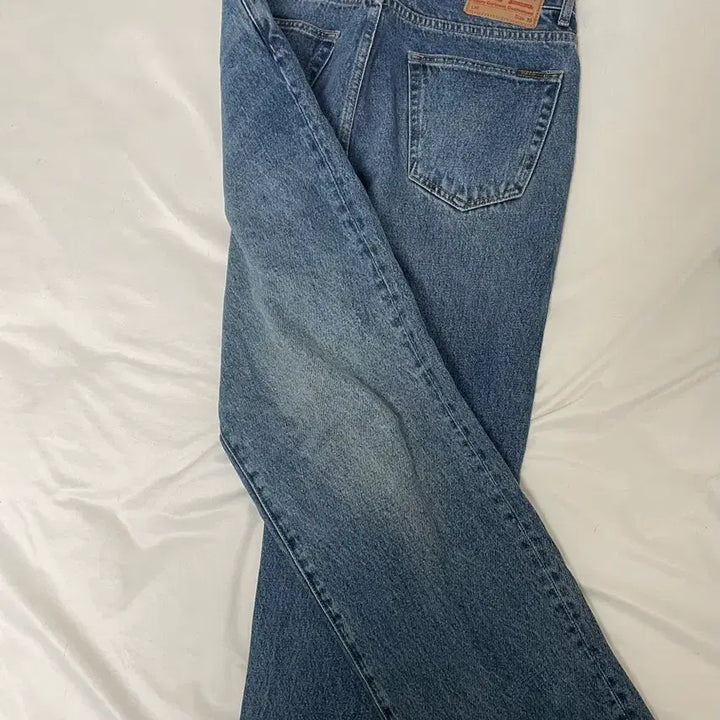 [BUNJANG] Outstanding Tapered Loose Fit Denim Jeans (Size 30) / 아웃스탠딩 테이퍼드 루즈핏 데님 (30)