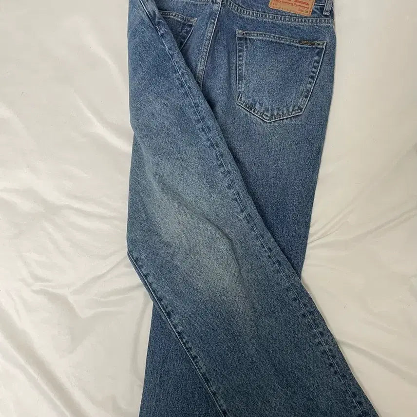 [BUNJANG] Outstanding Tapered Loose Fit Denim Jeans (Size 30) / 아웃스탠딩 테이퍼드 루즈핏 데님 (30)