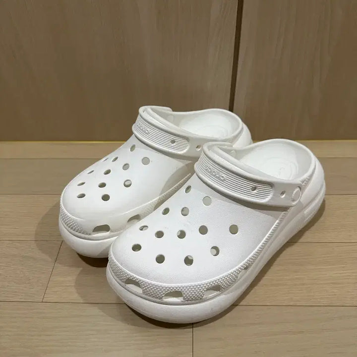 [BUNJANG] Crocs Classic Crush Clog White Shoes / 크록스 클래식 크러쉬 클로그 240 (M5W7) 화이트