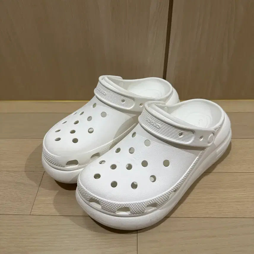 [BUNJANG] Crocs Classic Crush Clog White Shoes / 크록스 클래식 크러쉬 클로그 240 (M5W7) 화이트