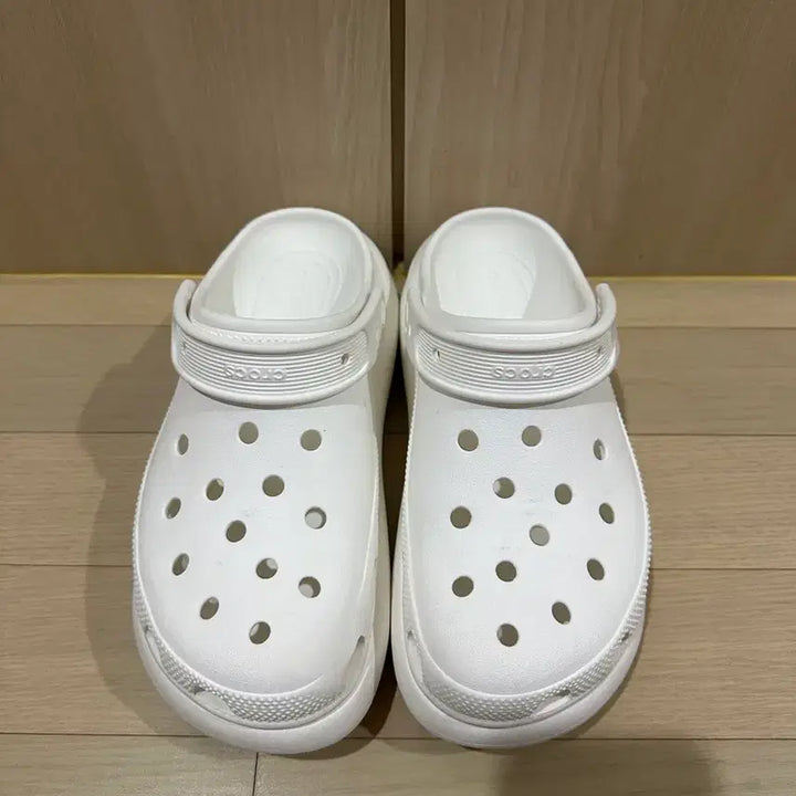 [BUNJANG] Crocs Classic Crush Clog White Shoes / 크록스 클래식 크러쉬 클로그 240 (M5W7) 화이트