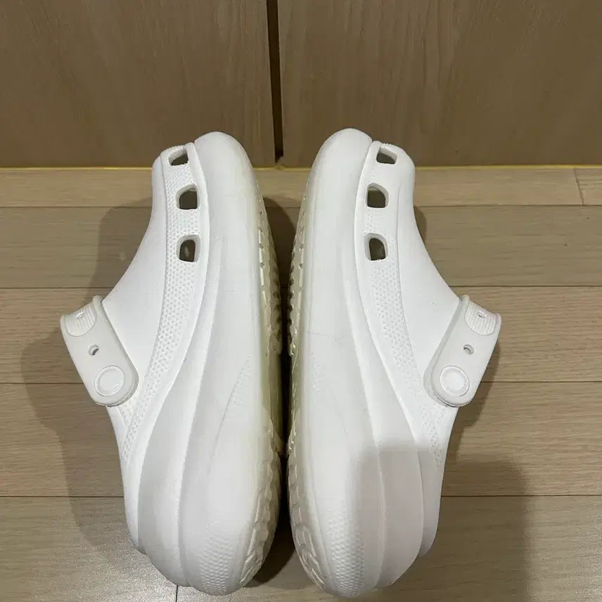 [BUNJANG] Crocs Classic Crush Clog White Shoes / 크록스 클래식 크러쉬 클로그 240 (M5W7) 화이트