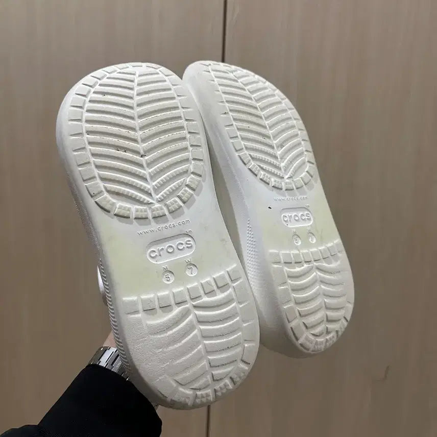 [BUNJANG] Crocs Classic Crush Clog White Shoes / 크록스 클래식 크러쉬 클로그 240 (M5W7) 화이트