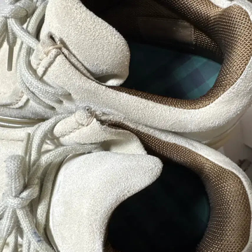 [SOLD OUT] 버버리 베이지 스웨이드 데저트 부츠 44 2/1
