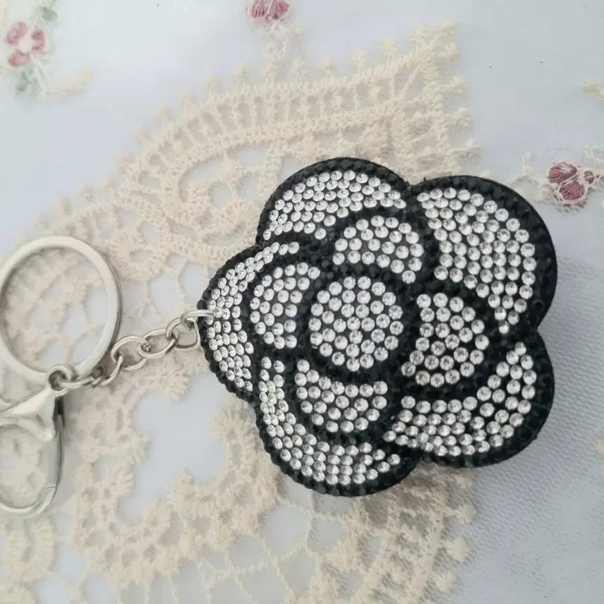 [BUNJANG] Black Flower Cubic Keyring / 블랙 플라워 큐빅 키링(새상품)