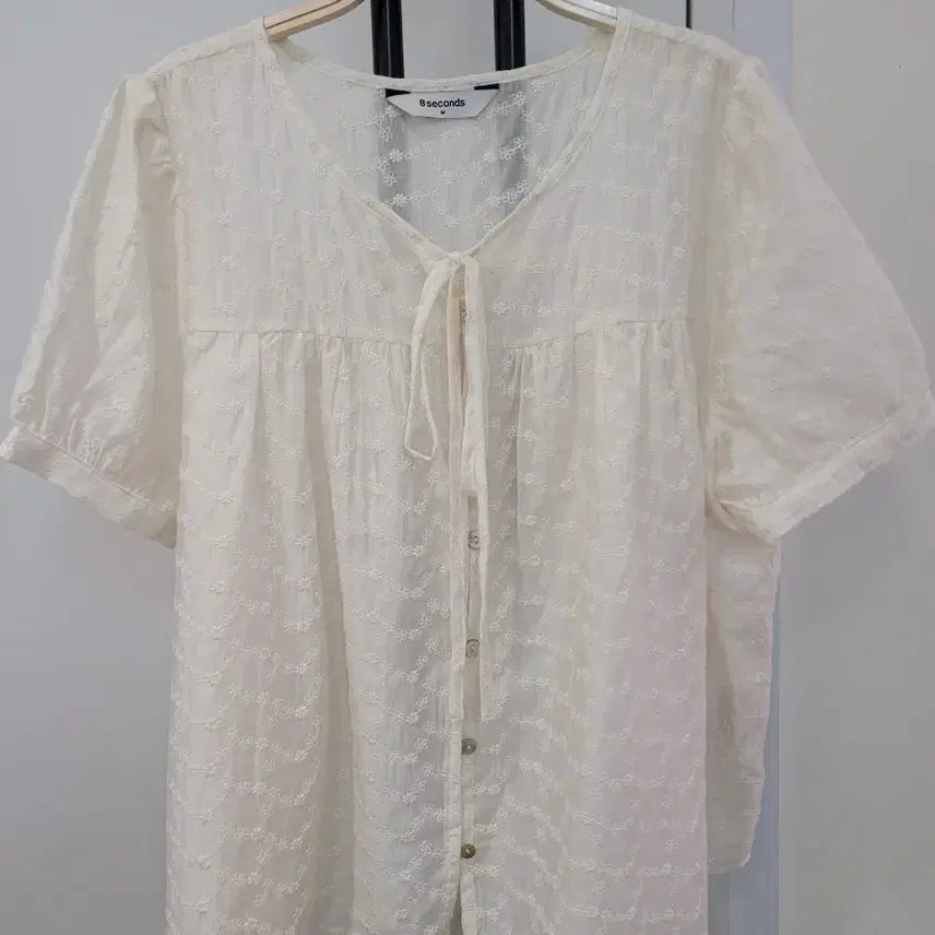[BUNJANG] 8 Seconds Punch Embroidery Short Sleeve Blouse / 25ss 에잇세컨즈 펀칭 자수 반팔 블라우스 M사이즈