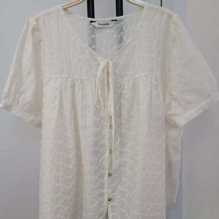 [BUNJANG] 8 Seconds Punch Embroidery Short Sleeve Blouse / 25ss 에잇세컨즈 펀칭 자수 반팔 블라우스 M사이즈