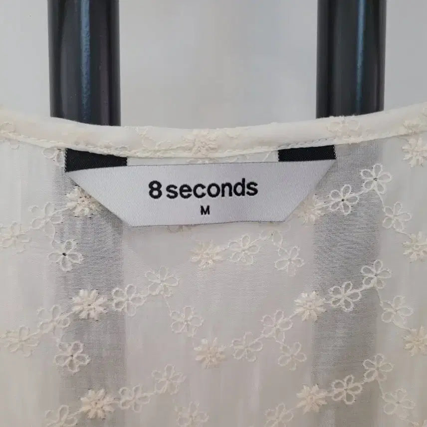 [BUNJANG] 8 Seconds Punch Embroidery Short Sleeve Blouse / 25ss 에잇세컨즈 펀칭 자수 반팔 블라우스 M사이즈