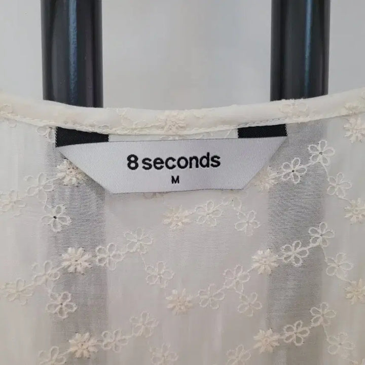 [BUNJANG] 8 Seconds Punch Embroidery Short Sleeve Blouse / 25ss 에잇세컨즈 펀칭 자수 반팔 블라우스 M사이즈