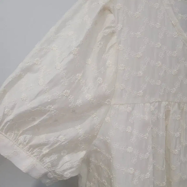 [BUNJANG] 8 Seconds Punch Embroidery Short Sleeve Blouse / 25ss 에잇세컨즈 펀칭 자수 반팔 블라우스 M사이즈