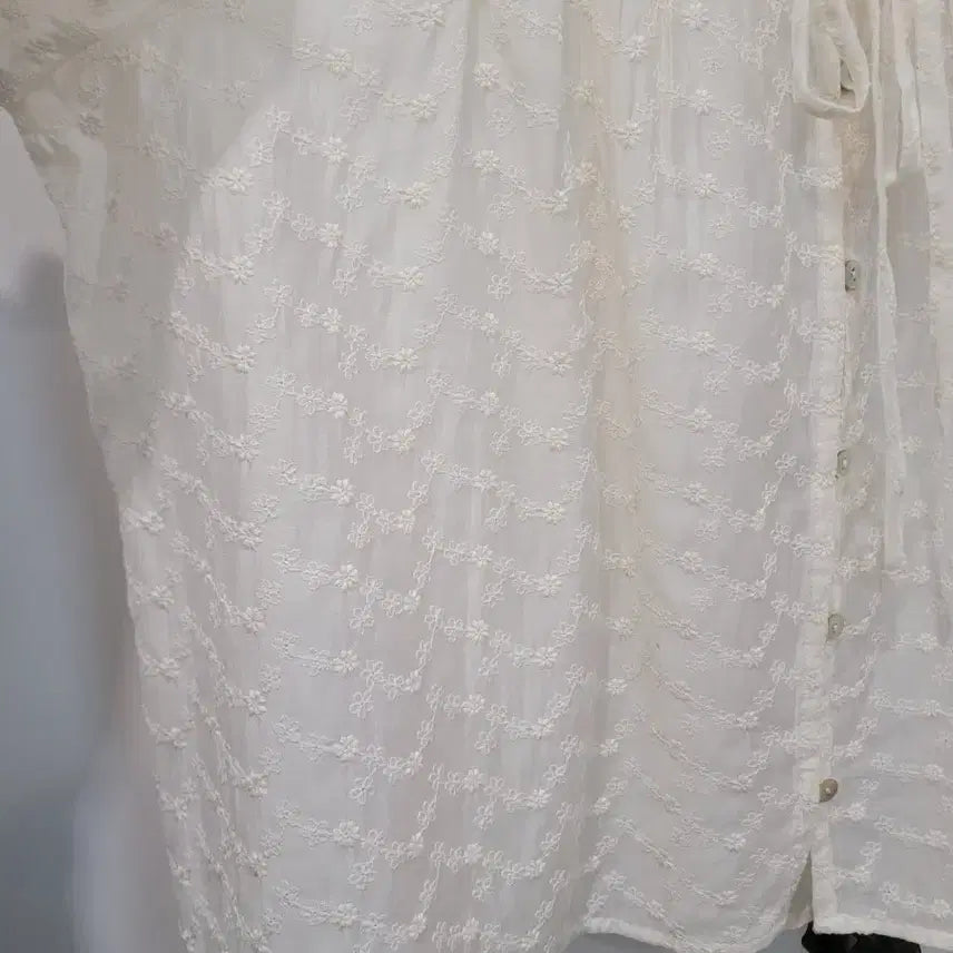 [BUNJANG] 8 Seconds Punch Embroidery Short Sleeve Blouse / 25ss 에잇세컨즈 펀칭 자수 반팔 블라우스 M사이즈