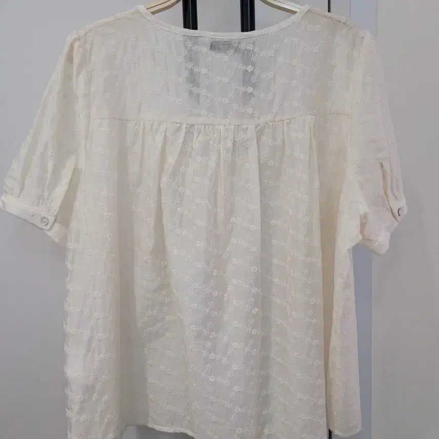 [BUNJANG] 8 Seconds Punch Embroidery Short Sleeve Blouse / 25ss 에잇세컨즈 펀칭 자수 반팔 블라우스 M사이즈