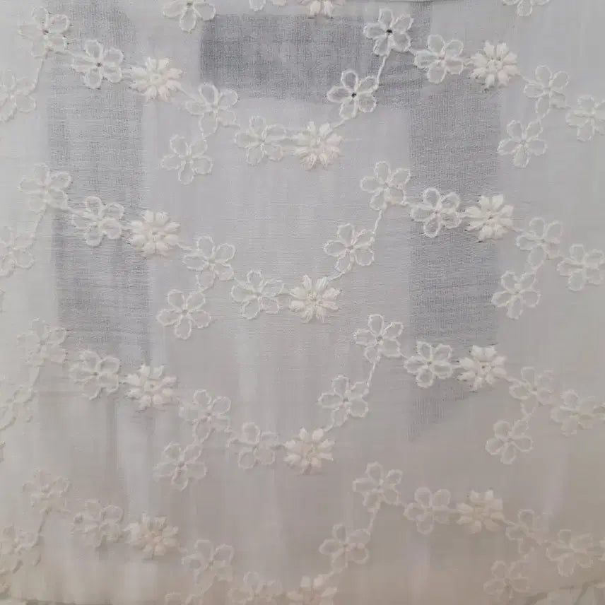 [BUNJANG] 8 Seconds Punch Embroidery Short Sleeve Blouse / 25ss 에잇세컨즈 펀칭 자수 반팔 블라우스 M사이즈