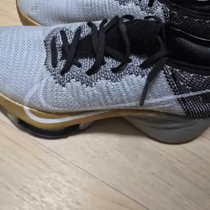 [BUNJANG] Nike Air Zoom Tempo Next% Running Shoes / 나이키 250 운동화 회색/검정 골드 포인트 에어줌