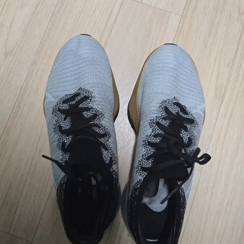 [BUNJANG] Nike Air Zoom Tempo Next% Running Shoes / 나이키 250 운동화 회색/검정 골드 포인트 에어줌