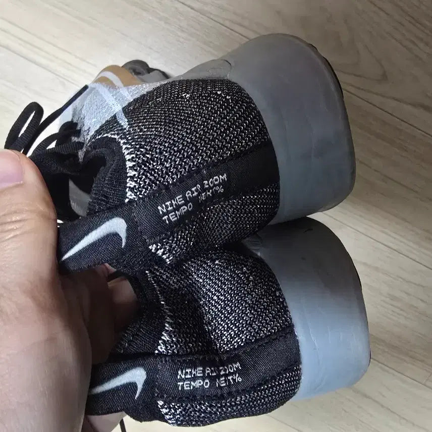 [BUNJANG] Nike Air Zoom Tempo Next% Running Shoes / 나이키 250 운동화 회색/검정 골드 포인트 에어줌