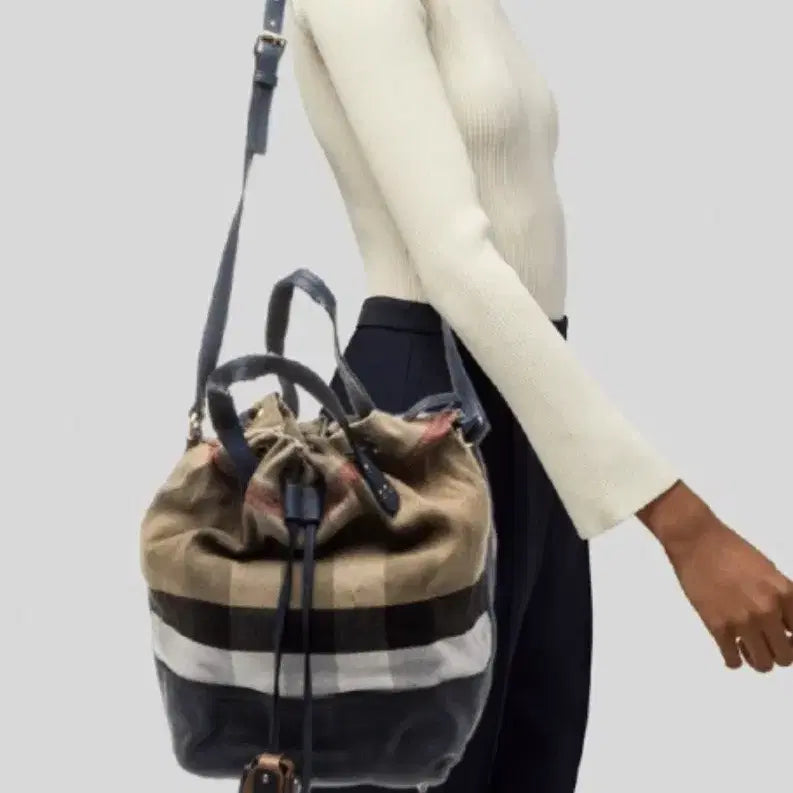 [BUNJANG] Burberry Drawstring Bucket Bag with Pouch / 완전특가 버버리 드로우스트링 버킷백 + 파우치