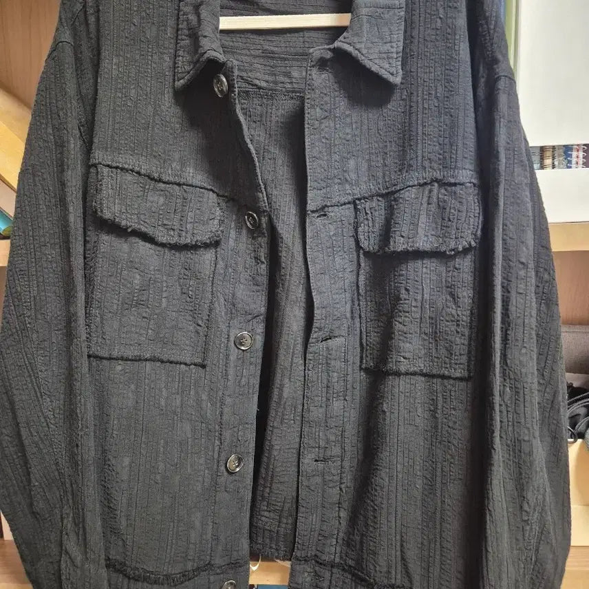 [SOLD OUT] 인사일런스 텍스쳐드 컷오프 셔츠 자켓 dyed black