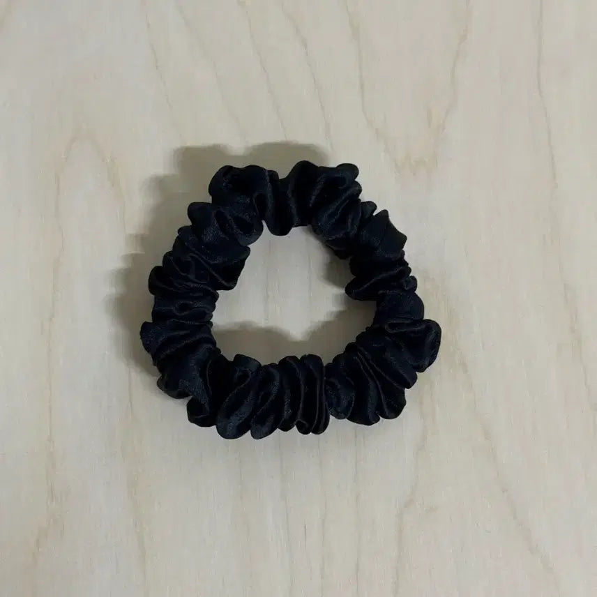 [SOLD OUT] 부희 헬렌 실크 스크런치 베이비 블랙
