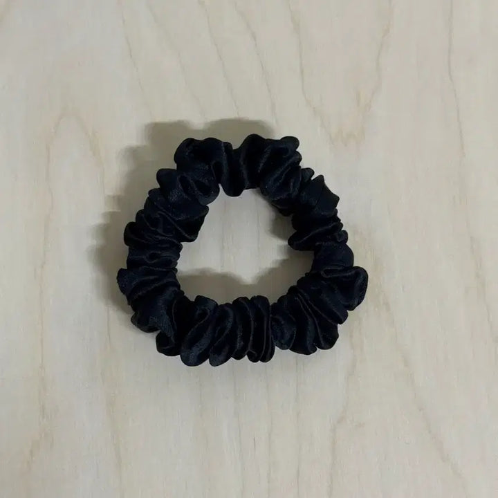 [SOLD OUT] 부희 헬렌 실크 스크런치 베이비 블랙